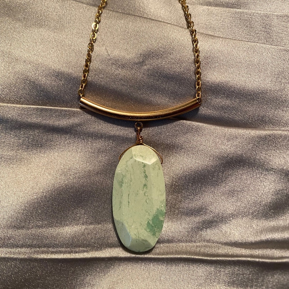 Bar necklace with green stone
